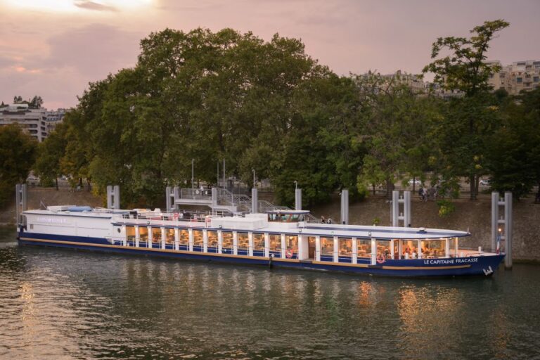 Paris: Romantic Cruise With 3-Course Dinner on Seine River