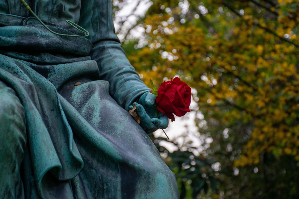 Père Lachaise Cemetery: A Stroll Through Immortal History - Historical Significance of Père Lachaise Cemetery