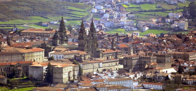 Porto: Private Tour Santiago Compostela & Valença Do Minho