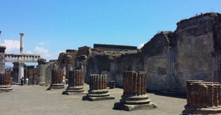 Sorrento: Transfer to or From Sorrento With a Stop at Pompeii Ruins