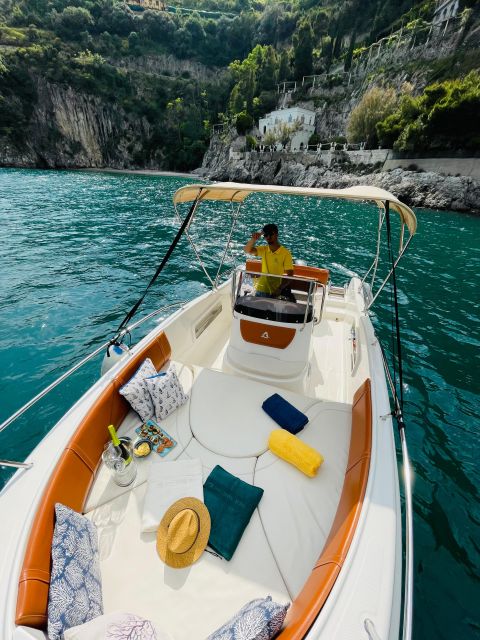 Tour in Boat Along the Amalfi Coast Visiting Amalfi and Positano