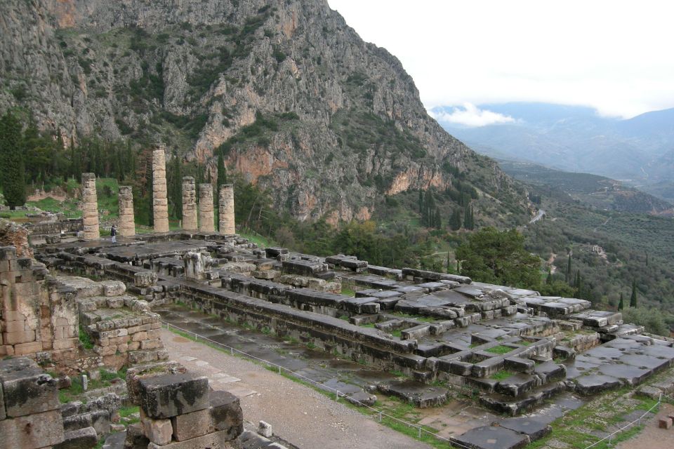 2 Days Spanish Guided Tour in Delphi and Meteora - Itinerary