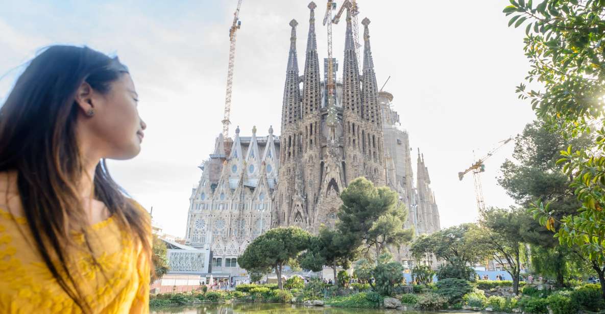 Barcelona: Sagrada Familia Tour & Optional Tower Visit - Tour Itinerary