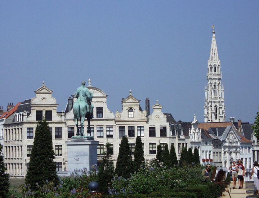 Brussels: Walking Tour From Central Station to Manneken Pis - Exploring Grand Place Architecture