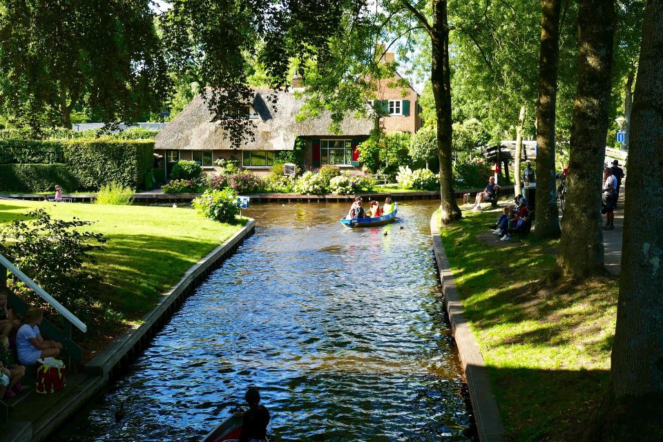 Giethoorn: Luxury Private Boat Tour With Local Guide - Activity Description and Highlights