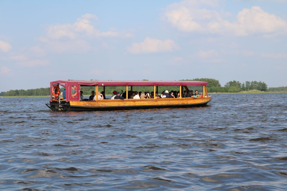 Giethoorn: Private Guided Canal Cruise With Coffee and Tea - Private Group Experience & Capacity