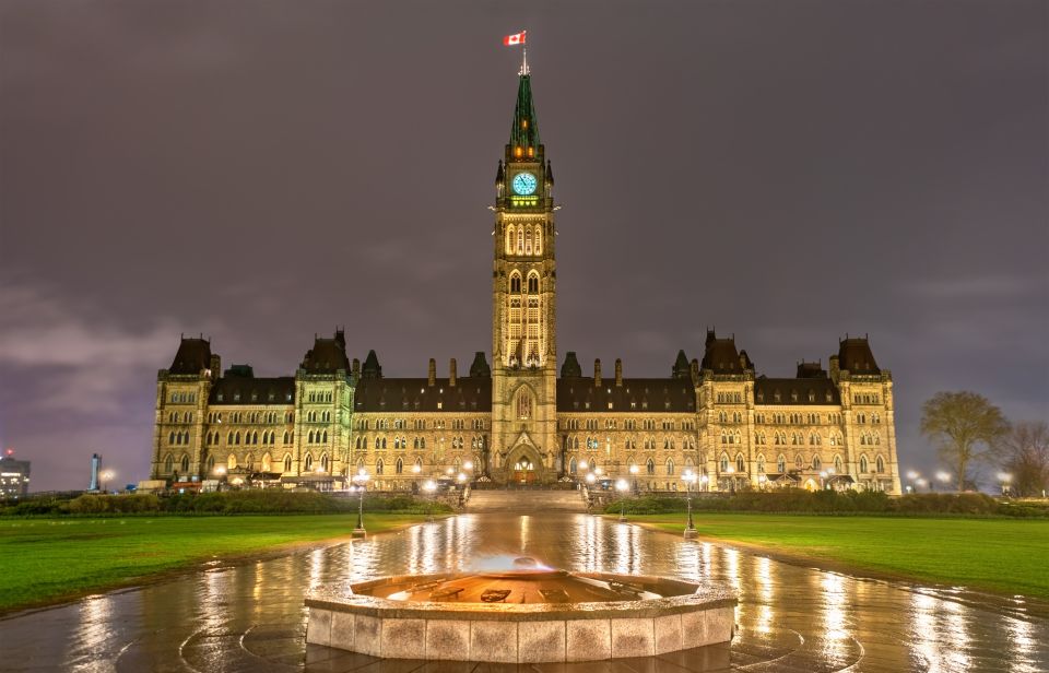 Ottawa: Small Group Night Tour W/River Cruise & Light Show - Experience