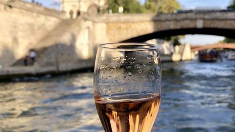 Paris: Champagne Tasting Cruise Departure From Eiffel Tower - Cruise Experience