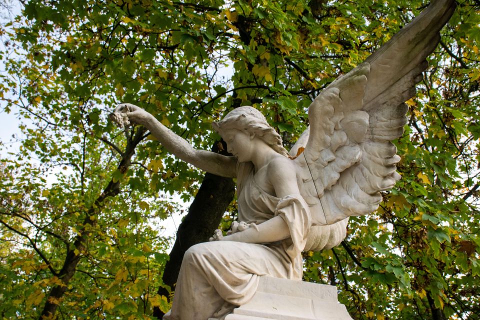 Père Lachaise Cemetery: A Stroll Through Immortal History - Notable Graves and Their Stories