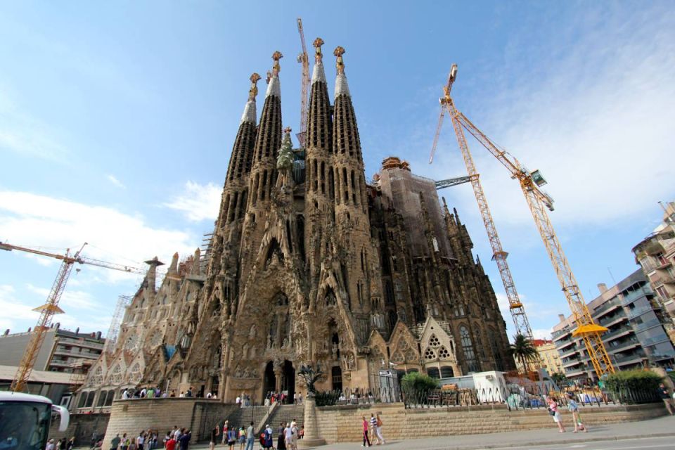 Barcelona: Private Sagrada Familia and Park Guell Tour - Tour Experience