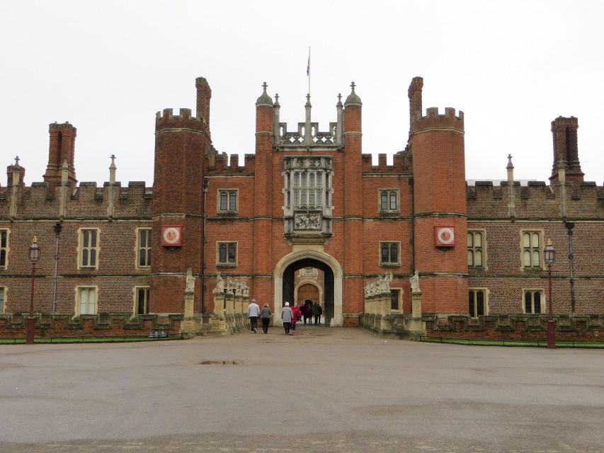 Hampton Court Palace Private Tour With Fast Track Pass - Group Type and Inclusions