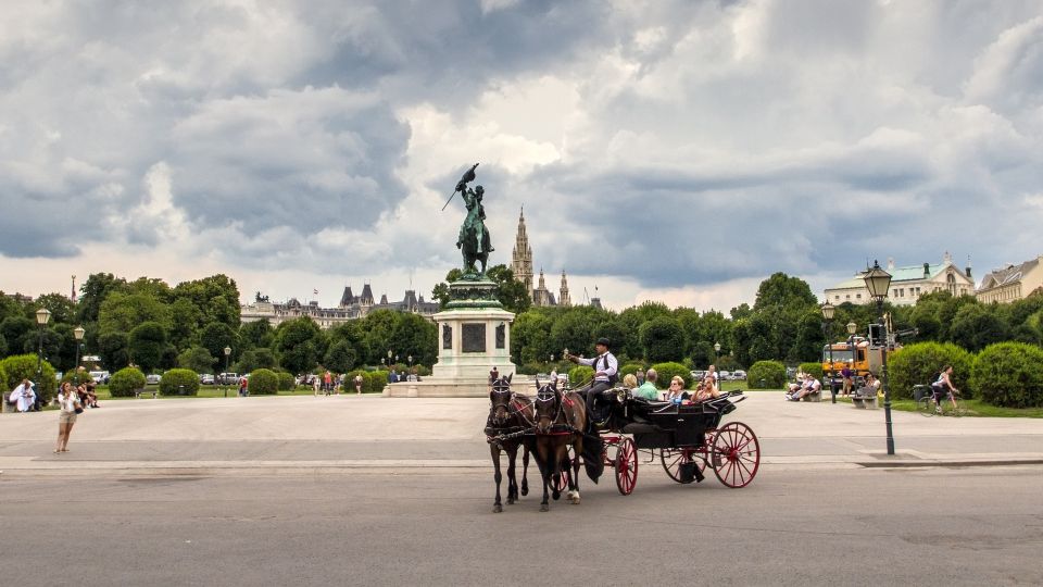 Vienna: 30-Minute Fiaker Ride in the Old Town - Book Your Fiaker Adventure Today