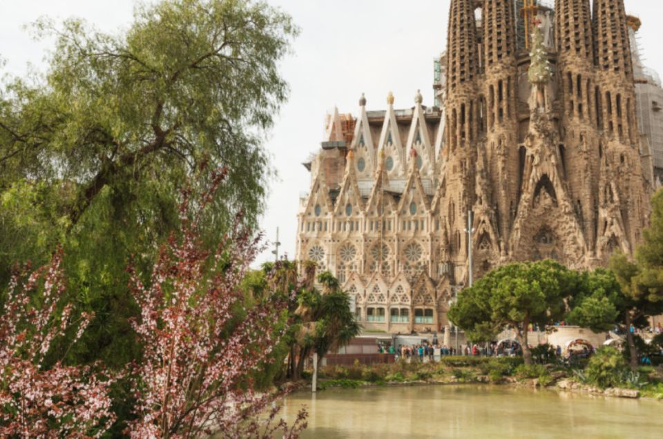 Barcelona: La Sagrada Familia & Park Guell Small-Group Tour - Tour Highlights