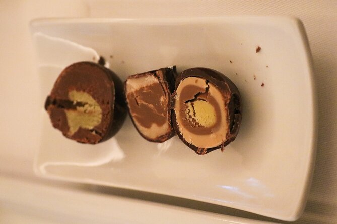 Full Edition: Mozartkugel & Chocolate Walking Tasting Class - Expectations and Accessibility