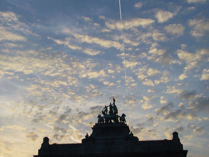 Brussels: Walking Tour From Central Station to Manneken Pis - Visiting Iconic Manneken Pis