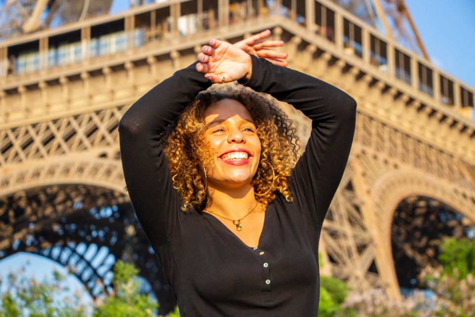 Paris: Eiffel Tower and Paris Bridges Private Photowalk - Highlights: Exclusive Photowalk, High-Resolution Images, Professional Photographer