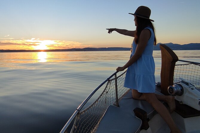 Boat Trip at Sunset + Bottle of Cava + Seafood Tapa - Key Points