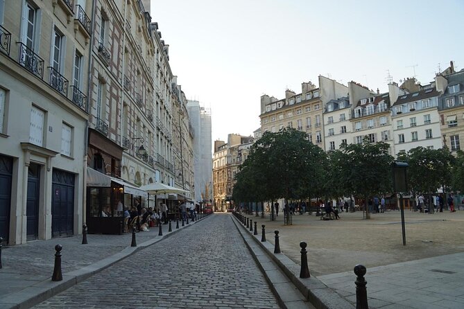 Historic Paris: Exclusive Private Tour With a Local Expert - Key Points