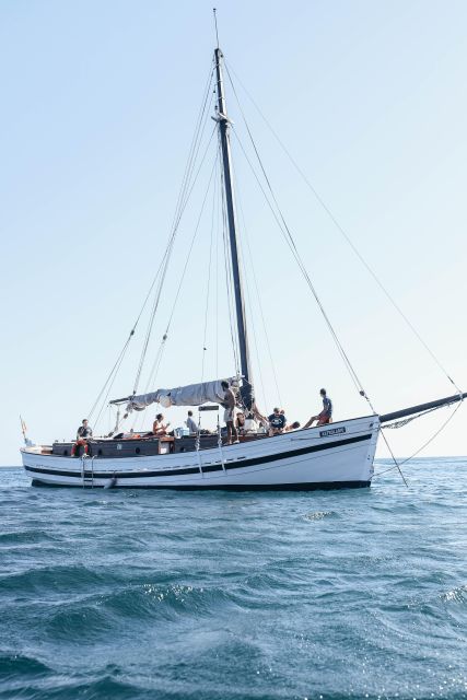 Lisbon: Private Sunset Tour Aboard a 1949 Traditional Boat - Key Points