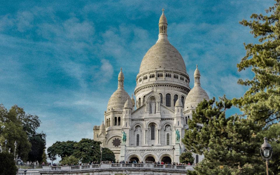 Paris: Montmartre Walking Tour With Sacré-CœUr Entry Option - Key Points