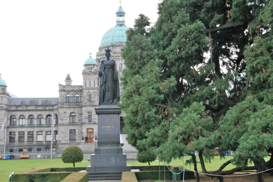 Victoria: 2.5-hour Tips-Based City Walking Tour - Key Points