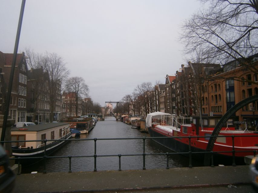 2.5-Hour Amsterdam Sightseeing Tour by Bike - Tour Duration and Guide Availability