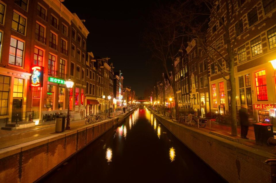 Amsterdam: Exclusive Red Light District Tour and Drink - Tour Duration and Flexibility