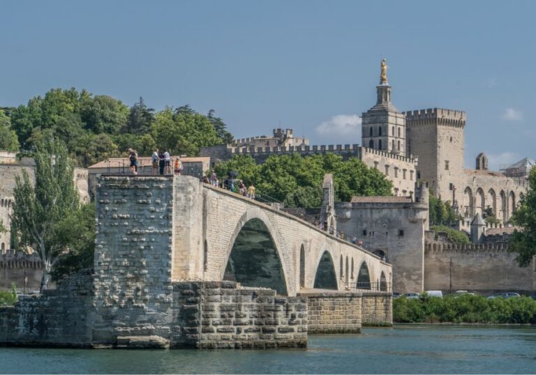 Avignon Scavenger Hunt and Sights Self-Guided Tour