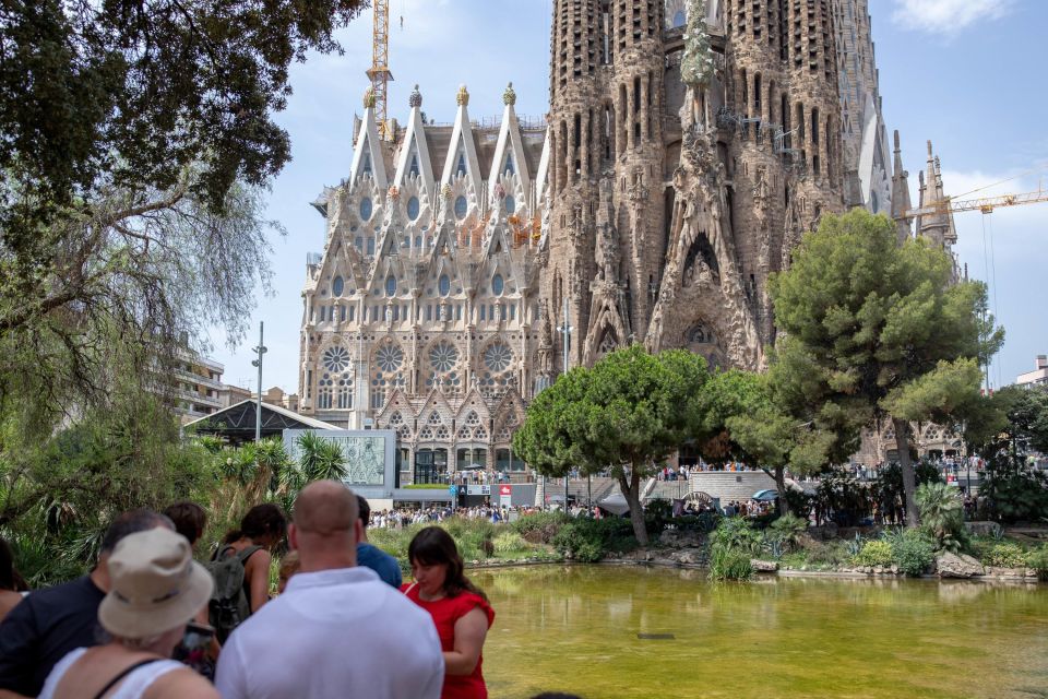 Barcelona: Top-25 City Sights Bike/eBike Guided Private Tour - Itinerary