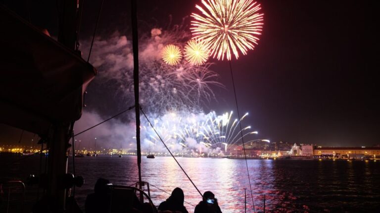Boat Tour: Sailing Into 2025 NYE in Lisbon 3H W/Champagne