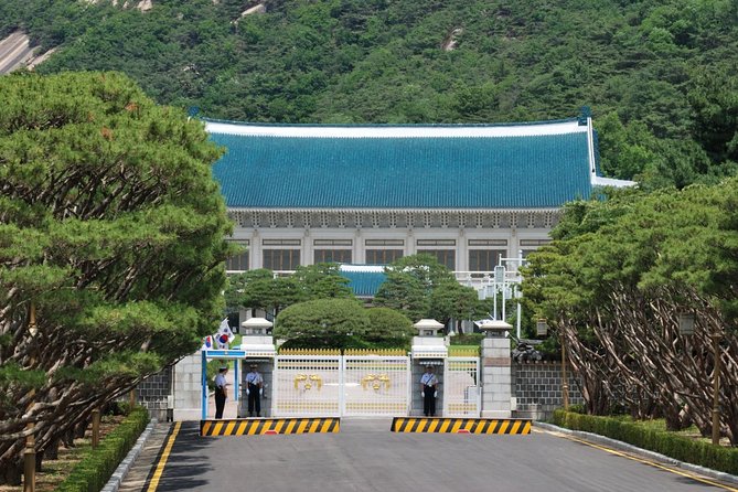 Korean Palace and Temple Tour in Seoul: Gyeongbokgung Palace and Jogyesa Temple - Exploring Gyeongbokgung Palace Compound