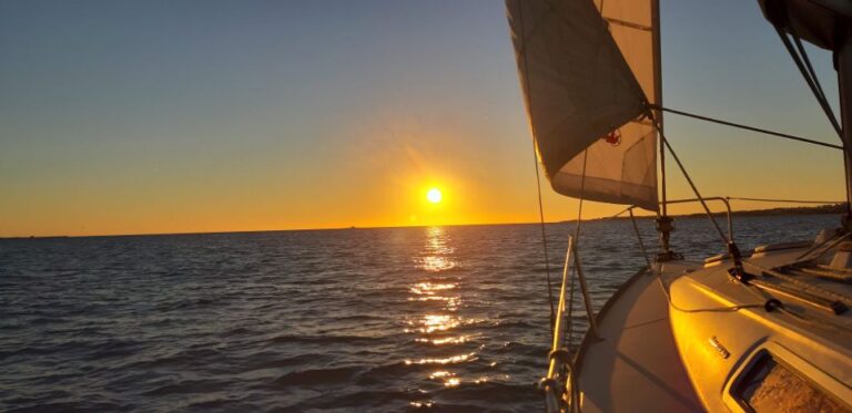 Lisbon: Sunset Sailing Tour in Tagus River | Private