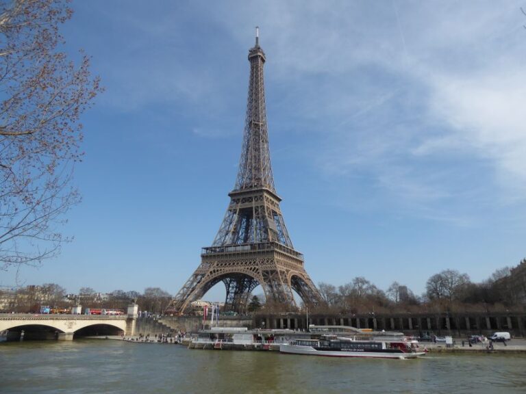 Paris: Explore With a Treasure Hunt Along the Seine River