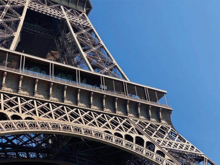 Paris: Smartphone Audio Walking Tour Around the Eiffel Tower