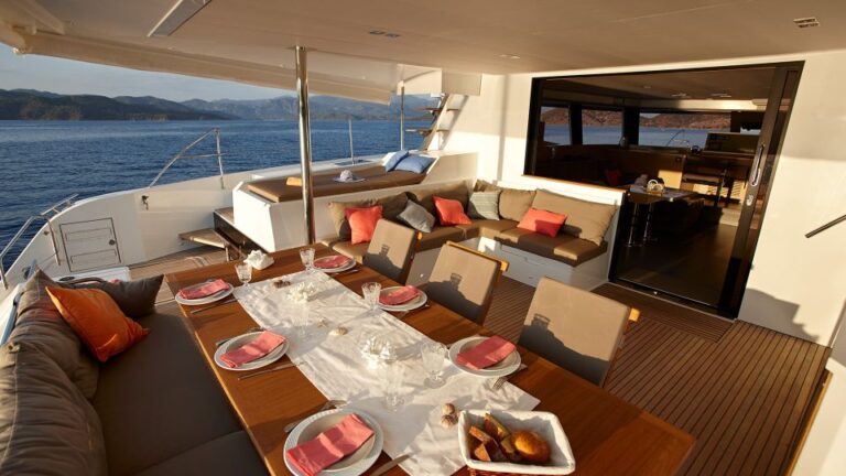 Santorini: Luxurious Catamaran Cruise With Meal & Open Bar