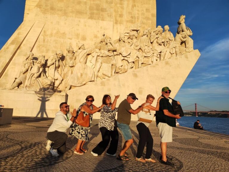 Sightseeing Tour in the City of Lisbon in a Classic Panoramic Tuktuk