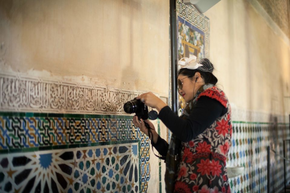 Granada: Alhambra and Nasrid Palaces Private Tour - Tour Experience