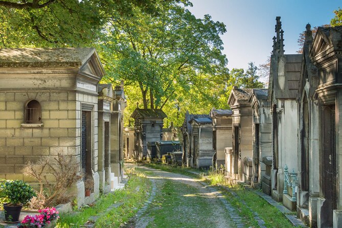 Paris: Haunted Père Lachaise Cemetery Guided Tour - Inclusions in the Guided Tour