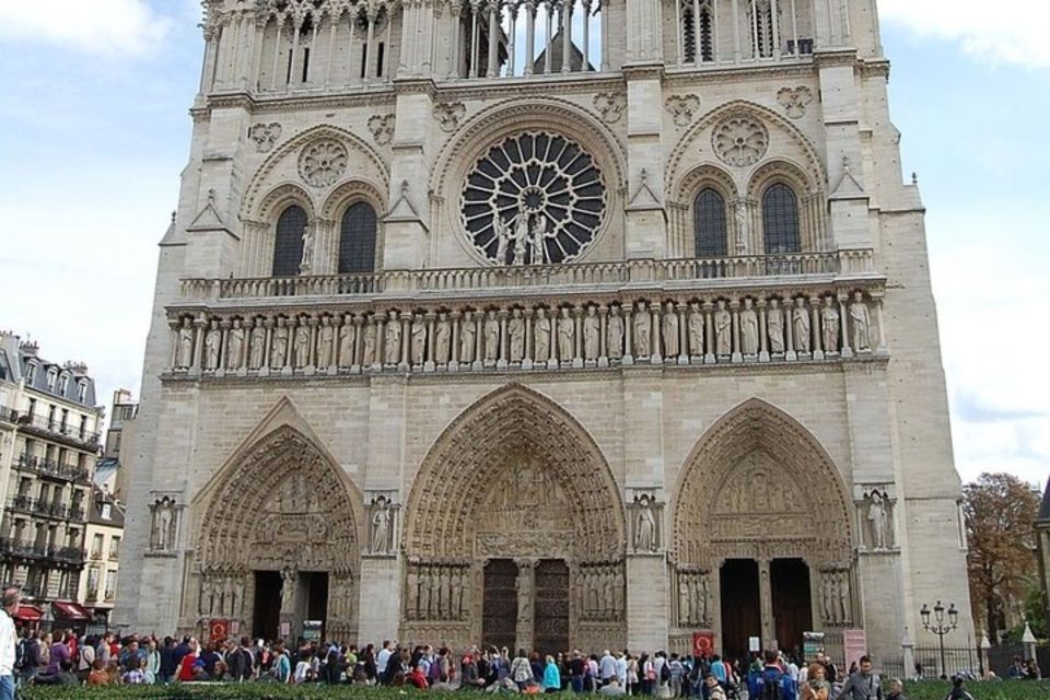 Paris: Private Custom Walking Tour With a Local Guide - Language Options and Accessibility