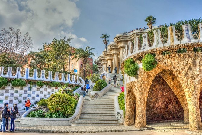 Park Guell & Sagrada Familia Private Tour With Hotel Pick-Up - Meeting and Pickup