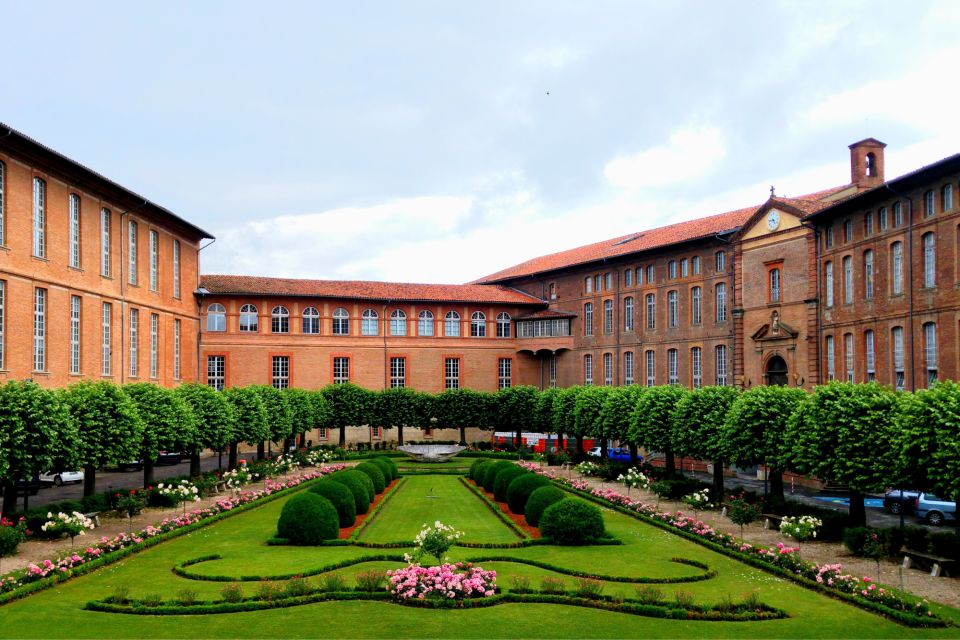 Toulouse: First Discovery Walk and Reading Walking Tour - Itinerary and Landmarks