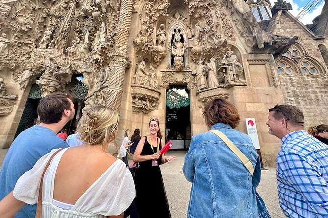 Barcelona in a Day Tour: Sagrada Familia, Park Guell & Old Town - Skip-the-Line Entrances
