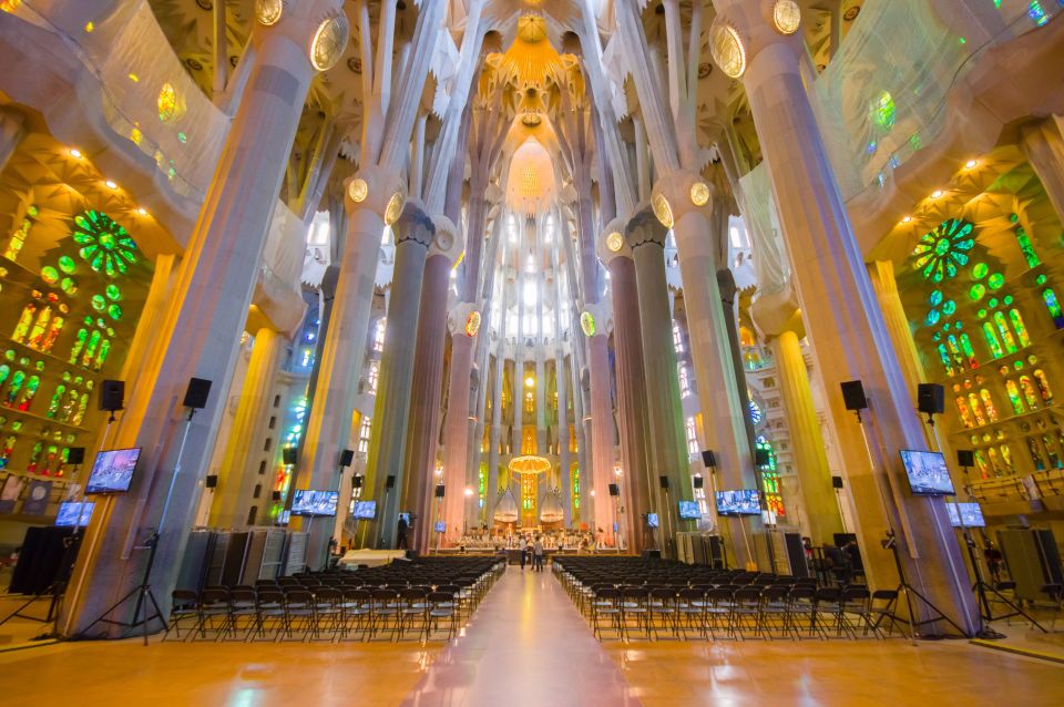 Barcelona: Sagrada Familia & Park Güell Guided Tour & Ticket - Itinerary