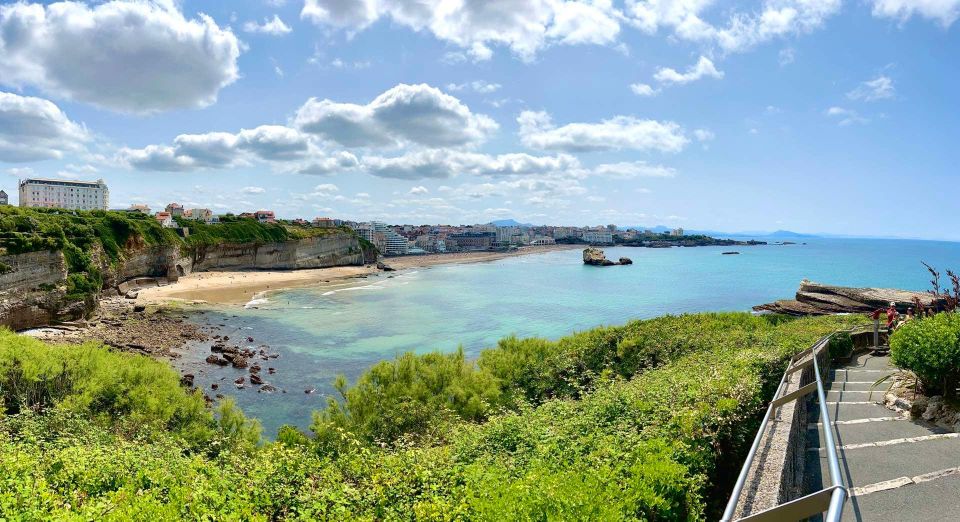 Biarritz : Private Transfer To/From Airport & Train Station - Vehicle Amenities and Services