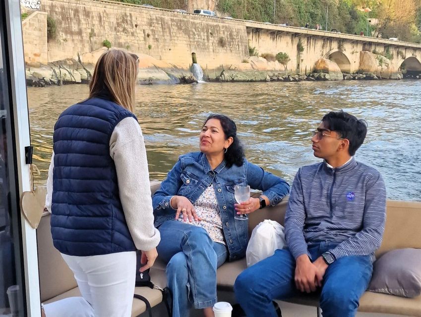Porto: Sunset Boat Trip With Welcome Drink - Languages and Inclusions