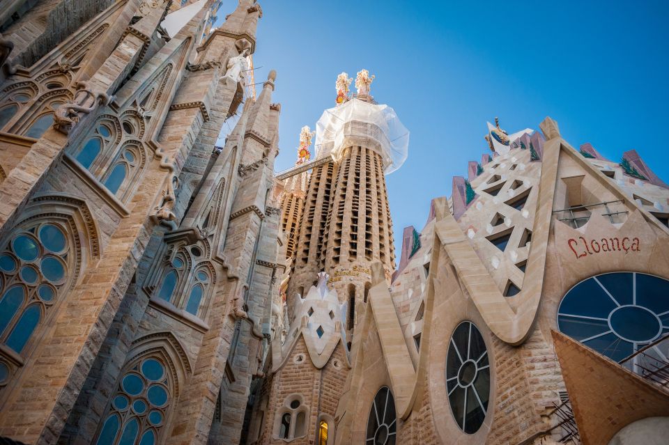 Private Barcelona & Montserrat Tour With Pick-Up - Barcelona Exploration