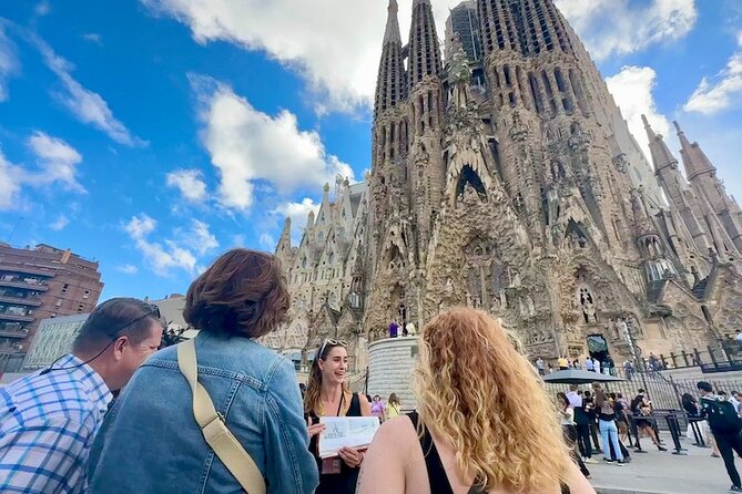 Barcelona in a Day Tour: Sagrada Familia, Park Guell & Old Town - Guided Tours Included