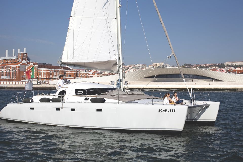 Lisbon 1H Private Tour by SAILBOAT / SAIL or POWER CATAMARAN - Meeting Point and Information