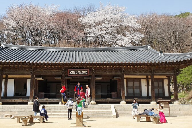 Royal Palace and Traditional Villages Wearing Hanbok Tour - Meeting and Pickup Details
