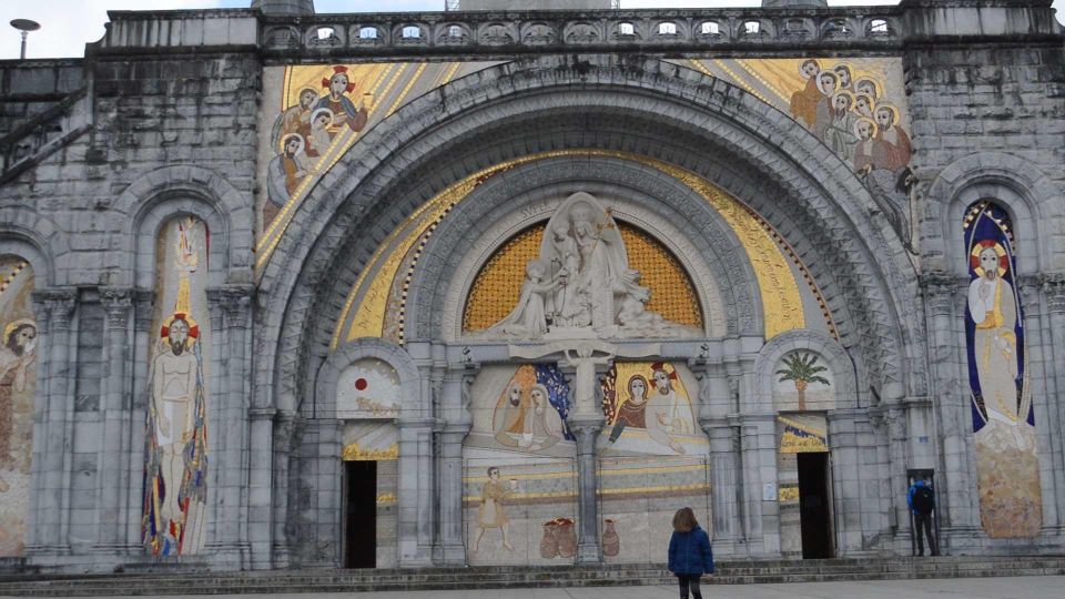 Unlock Tranquility: Plan Your Lourdes (France) Visit City - Essential Items to Pack